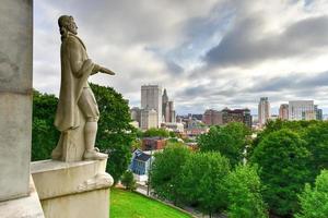 utsikt terrass parkera se av de försyn horisont och roger williams staty, försyn, Rhode ö, USA foto