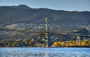 lejon Port bro som sett från Stanley parkera i vancouver, Kanada. de lejon Port bro, öppnad i 1938, officiellt känd som de först narrows bro, är en suspension bro. foto