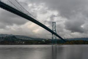 lejon Port bro som sett från Stanley parkera i vancouver, Kanada. de lejon Port bro, öppnad i 1938, officiellt känd som de först narrows bro, är en suspension bro. foto