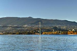 lejon Port bro som sett från Stanley parkera i vancouver, Kanada. de lejon Port bro, öppnad i 1938, officiellt känd som de först narrows bro, är en suspension bro. foto