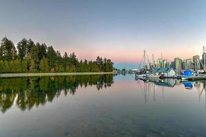 vancouver stadens centrum horisont på skymning från Stanley parkera, Kanada. foto