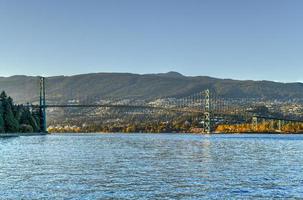 lejon Port bro som sett från Stanley parkera i vancouver, Kanada. de lejon Port bro, öppnad i 1938, officiellt känd som de först narrows bro, är en suspension bro. foto