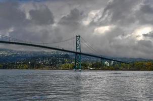 lejon Port bro som sett från Stanley parkera i vancouver, Kanada. de lejon Port bro, öppnad i 1938, officiellt känd som de först narrows bro, är en suspension bro. foto