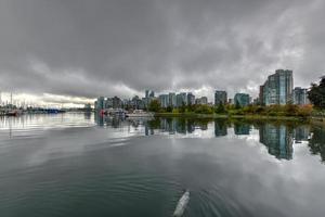 panorama- se av stadens centrum vancouver från Stanley parkera i vancouver, Kanada. foto
