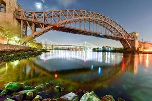 Helvete Port bro och triboro bro på natt, i astoria, drottningar, ny york. foto