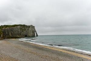 spektakulär naturlig klippor aval av etretat och skön känd kustlinje på en molnig dag i Normandie, Frankrike, Europa. foto