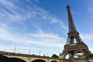 de eiffel torn längs de not flod i paris, Frankrike. foto