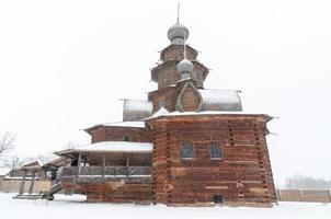 de trä- kyrka av de uppståndelse av christ i de museum av trä- arkitektur och böndernas liv på en vinter- dag i suzdal, Ryssland. foto