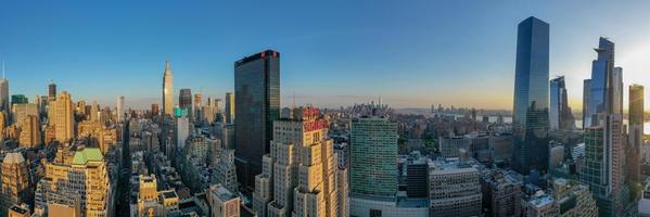 ny york stad - Maj 8, 2019 - panorama- se av midtown manhattan och de ny yorker hotell i ny york stad under de dag. foto