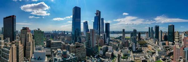 ny york stad - Maj 8, 2019 - panorama- se av midtown manhattan och de ny yorker hotell i ny york stad under de dag. foto