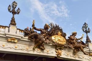 alexandre iii bro belägen i paris, Frankrike. de pont alexandre iii är en däck båge bro den där spänner de not i paris. foto