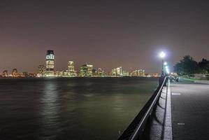 batteri parkera i ny york stad på natt med en se av jersey stad, ny jersey. foto