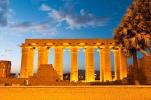 tempel av luxor, egypten på natt foto