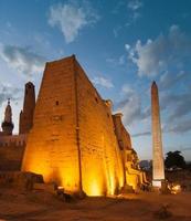 tempel av luxor, egypten på natt foto