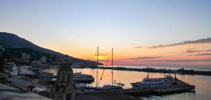 yalta strand på gryning, crimea foto