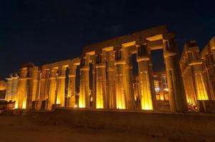 tempel av luxor, egypten på natt foto