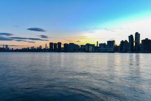 ny york stad - apr 7, 2021 - se av midtown manhattan på solnedgång från lång ö stad, drottningar, ny york stad. foto