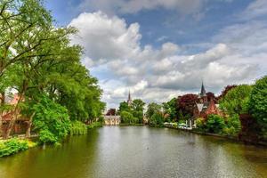 minnevattenpark och minnewater sjö i de gammal stad av Brugge, Belgien. foto