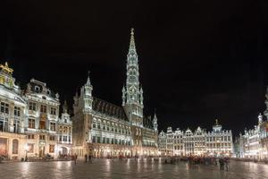 stor plats i Bryssel, belgien på natt. foto