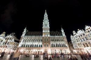 stor plats i Bryssel, belgien på natt. foto