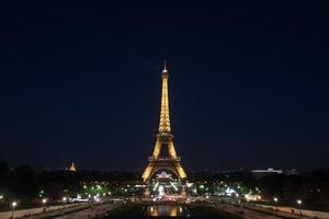 de eiffel torn, en dekorerad järn gitter torn på de mästare de fördärvar i paris, Frankrike, 2022 foto