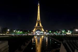 de eiffel torn, en dekorerad järn gitter torn på de mästare de fördärvar i paris, Frankrike, 2022 foto