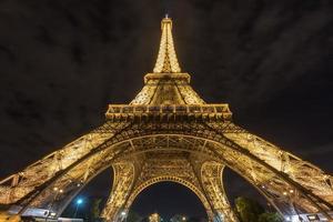 de eiffel torn, en dekorerad järn gitter torn på de mästare de fördärvar i paris, Frankrike, 2022 foto