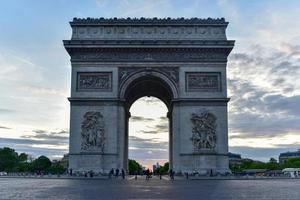 de båge de triomphe de l'etoile, är ett av de mest känd monument i paris, stående på de Västra slutet av de Champs Elysees på de Centrum av plats charles de gaulle. foto