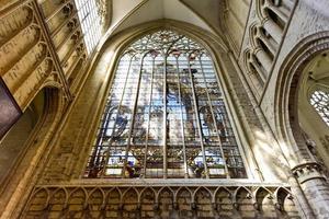 interiör av st. michael och st. gudula katedral i Bryssel, Belgien, 2022 foto