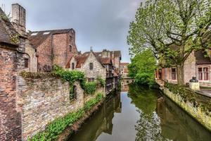 se från de känd medeltida st bonifacius bro i historisk Centrum av Brugge, Belgien. foto