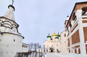 kloster av helgon euthymius som var grundad i de 14:e århundrade. belägen längs de gyllene ringa rutt utanför Moskva. foto
