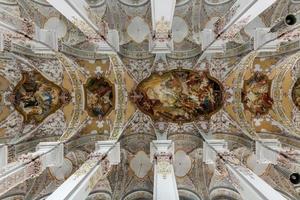 München, Tyskland - juli 4, 2021 - interiör av heilig geist kirche eller kyrka av de helig anda i München, Tyskland. foto