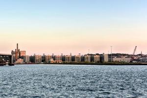 industri stad är en historisk intermodala frakt, magasinering, och tillverkning komplex på de vid vatten i de solnedgång parkera grannskap av Brooklyn, ny york stad. foto