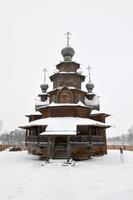 de trä- kyrka av de uppståndelse av christ i de museum av trä- arkitektur och böndernas liv på en vinter- dag i suzdal, Ryssland. foto