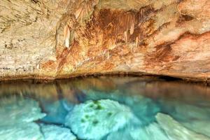 fantasi grotta i bermuda. underjordiska grotta belägen i Hamilton socken, stänga till slott hamn. foto