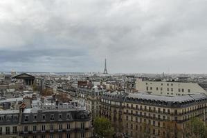 paris hustak och horisont på en molnig eftermiddag i Frankrike. paris är ett av de topp turist destinationer i Europa. foto