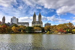 se av central parkera över de sjö i ny york stad i de höst. foto