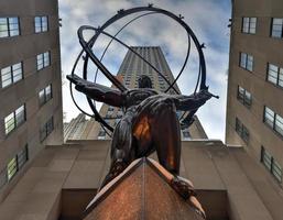 ny york - januari 24, 2016 - snö täckt atlas staty på rockefeller Centrum i ny york. de atlas staty är en brons staty i främre av rockefeller Centrum i midtown manhattan, ny york stad. foto