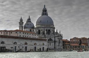 stor kanal och basilika santa maria della honnör i Venedig, Italien foto