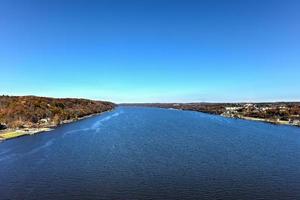 se från de mitten av Hudson bro korsning de hudson flod i poughkeepsie, ny york foto