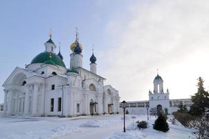 spaso-yakovlevsky kloster på de utkant av Rostov, Ryssland, längs de gyllene ringa. byggd i de neoklassiska stil. foto