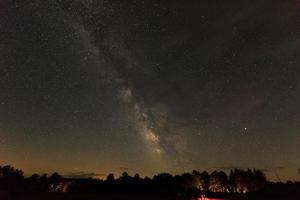 mörk himmel parkera med en se av de mjölkig sätt i körsbär fjädrar stat parkera i pennsylvania. foto