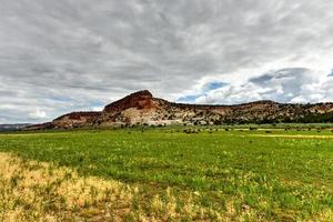 sten formationer längs de johnson kanjon väg i utah, usa. foto