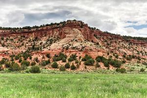 sten formationer längs de johnson kanjon väg i utah, usa. foto