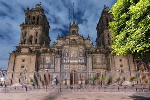 mexico stad storstads katedral på natt. den är de största och äldsta katedral i de Amerika, byggd i 1573-1813. foto