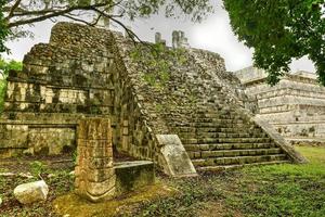 templo de las grandes mesas på de Centrum av chichen itza arkeologisk webbplats i yucatan, Mexiko. chichen itza är en unesco värld arv webbplats. foto