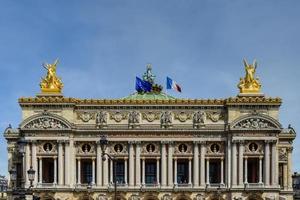 palais eller opera garnier och de nationell akademi av musik på skymning i paris, Frankrike. den är en 1979-säte opera hus, som var byggd från 1861 till 1875 för de paris opera. foto