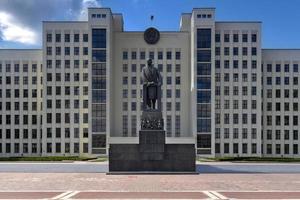 monument till lenin i främre av de parlament byggnad på oberoende fyrkant i minsk, belarus. foto