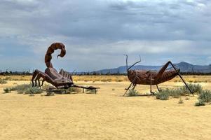 borrego vår, ca - juli 12, 2020 - utomhus- metall skulptur av en scorpion och gräs ficka, stänga till anza-borrego öken- stat parkera. foto