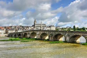 jacques-gabriel bro över de loire flod i blois, Frankrike. foto